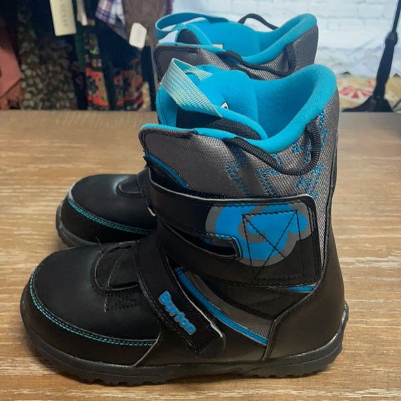 NWOT BURTON Grom Unisex Youth Snowboard Boots Sz 4 - Picture 1 of 7